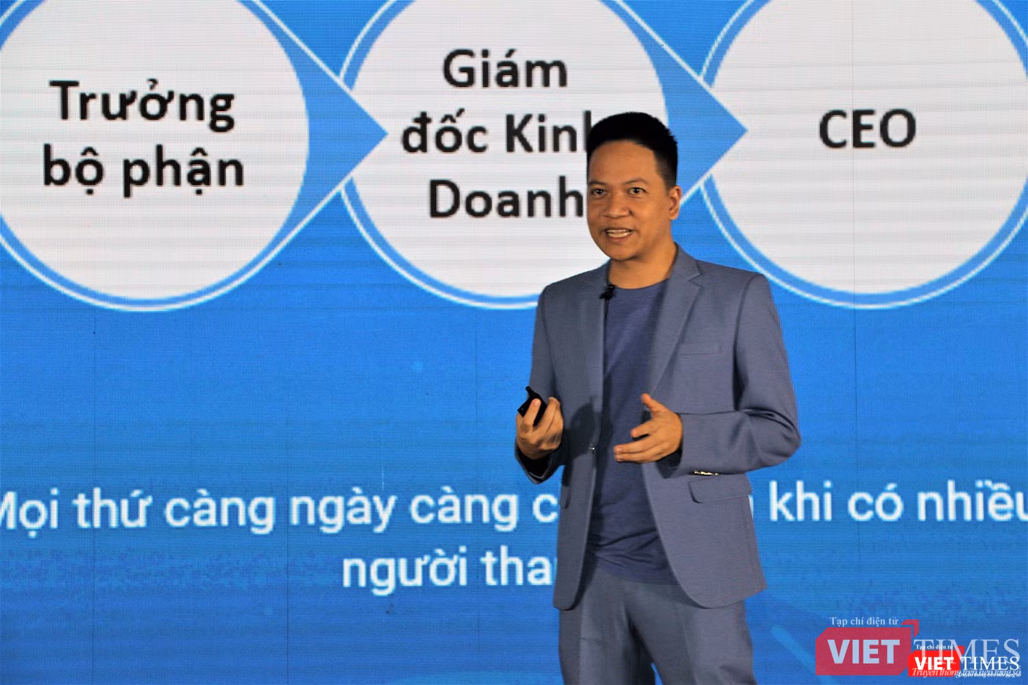 ông Phạm Kim Hùng giới thiệu Base Wework đến các khách hàng