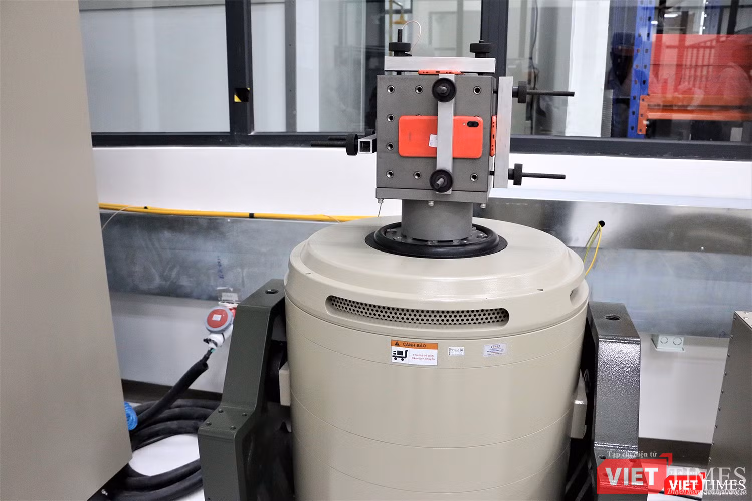 Một thiết bị thử nghiệm rung xóc khác (màu hồng là điện thoại Vsmart)