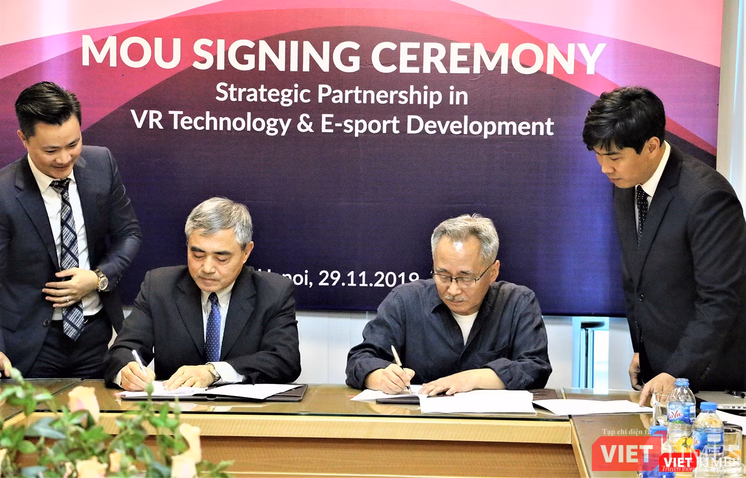 ông Nguyễn Minh Hồng và ông Kim Dong Hyun ký kết bản ghi nhớ hợp tác giữa VDCA và VRCIA ông Nguyễn Minh Hồng và ông Kim Dong Hyun ký kết bản ghi nhớ hợp tác giữa VDCA và VRCIA