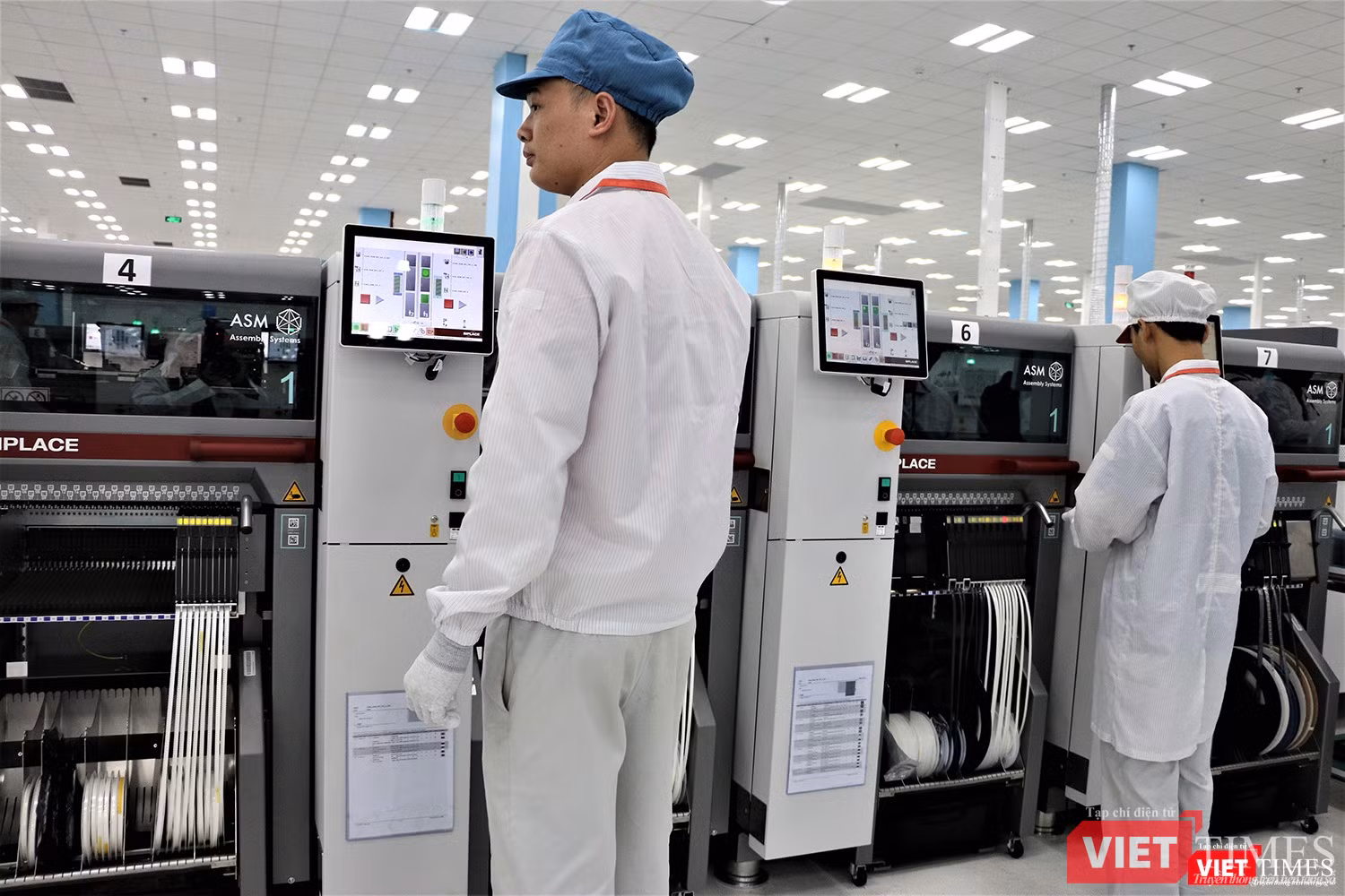 Công nhân phụ trách dây chuyền in bảng mạch. Loại máy gắn chip lên bo mạch được đặt mua tại Đức