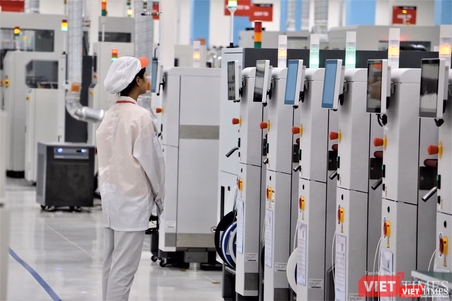Một công nhân đang theo dõi quá trình sản xuất bảng mạch in