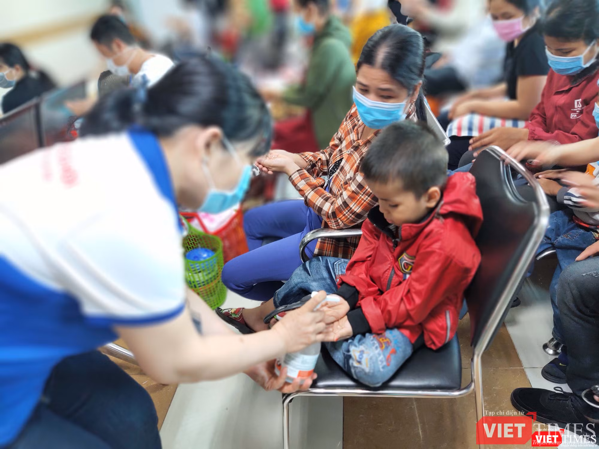 Nhân viên Phòng Công tác xã hội hướng dẫn người nhà bệnh nhân rửa tay sát khuẩn Nhân viên Phòng Công tác xã hội hướng dẫn rửa tay sát khuẩn