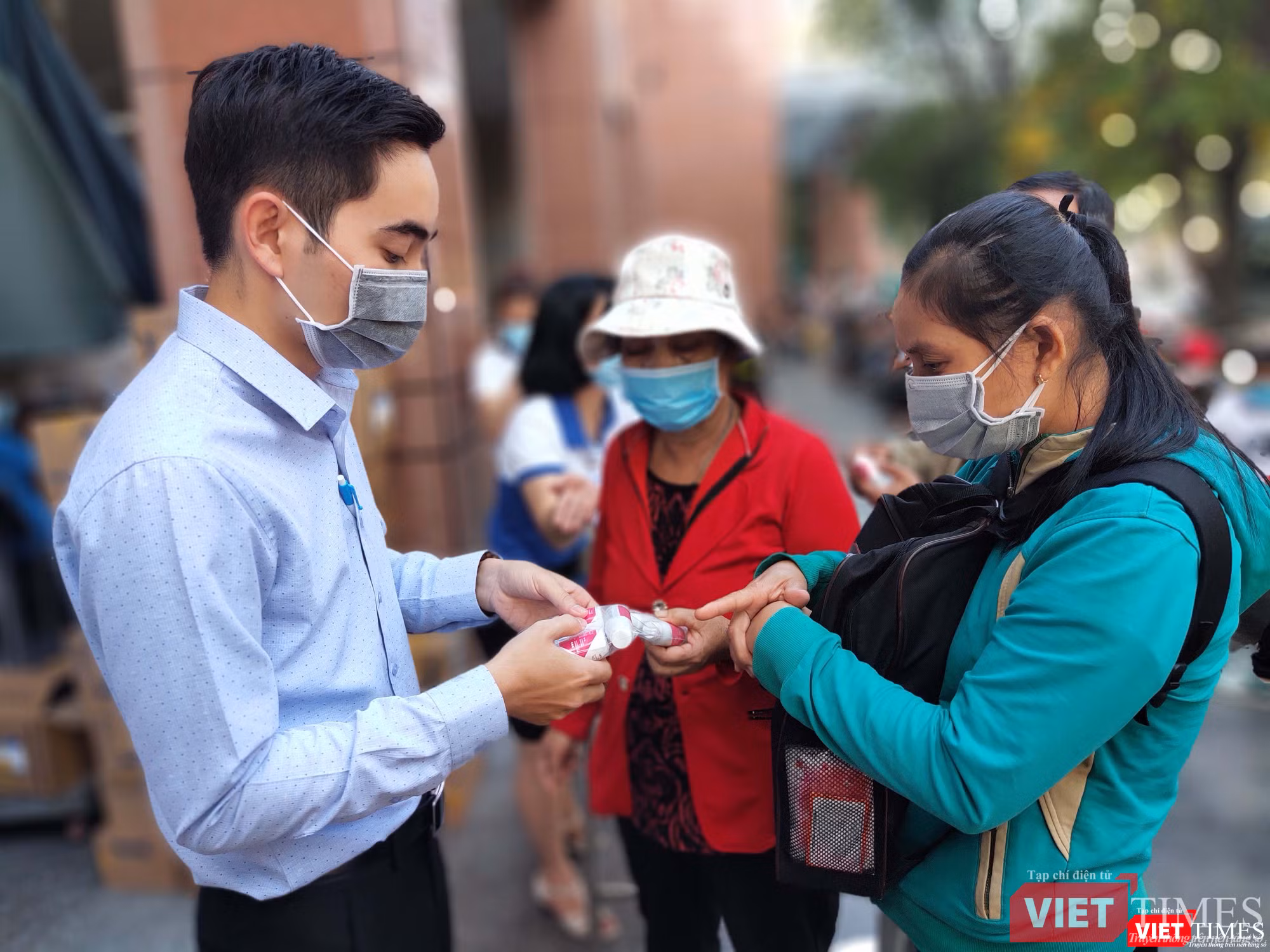 Nhân viên Phòng Công tác xã hội hướng dẫn sử dụng nước súc miệng, kem đánh răng sát khuẩn Nhân viên Phòng Công tác xã hội hướng dẫn sử dụng nước súc miệng, kem đánh răng sát khuẩn