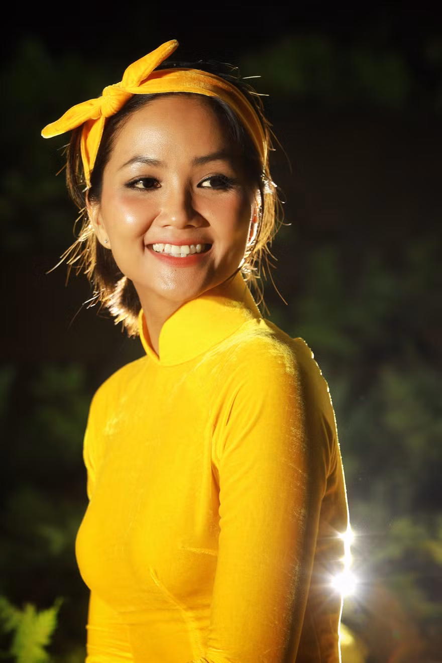 Trong hành trình hơn 20km suốt 4 ngày 3 đêm, bên cạnh những quãng đường lội suối ngầm, vượt dốc đá đầy khó khăn và thử thách, Hoa hậu H’Hen Niê không quên tranh thủ thời gian để thực hiện những thước ảnh đẹp, được cô khéo léo lồng ghép thông qua ba bộ trang phục với các ý nghĩa khác nhau.