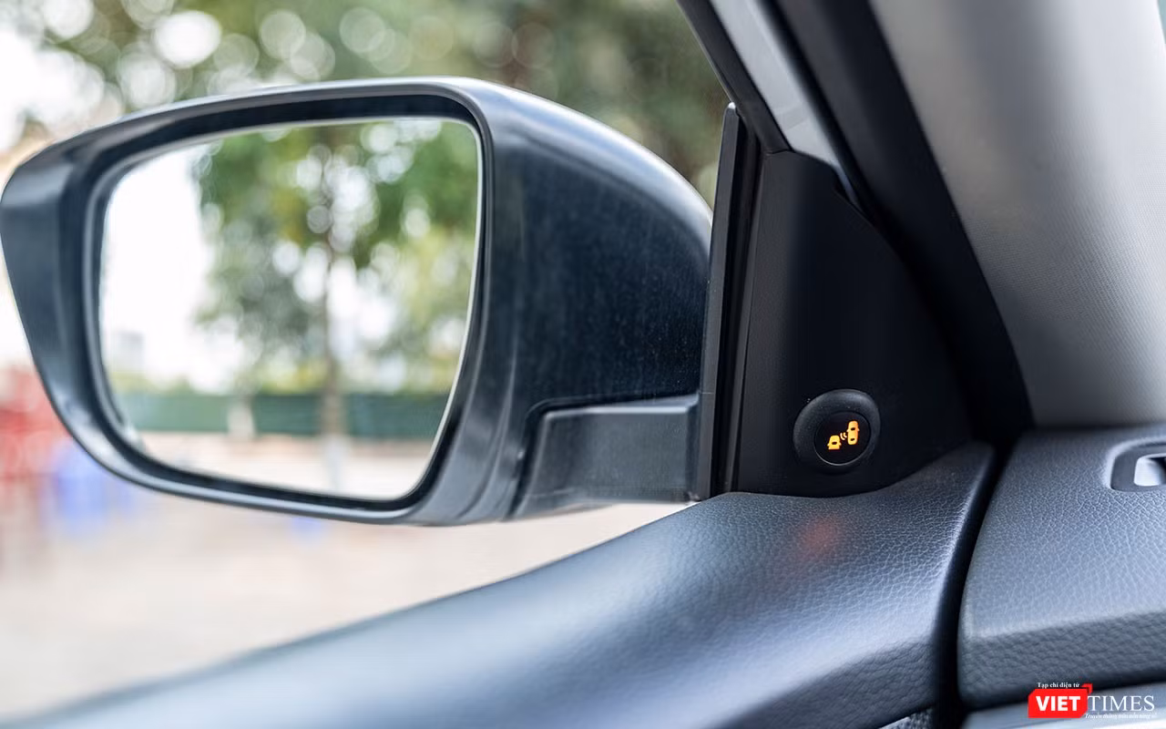 Vị trí đặt tín hiệu cảnh báo điểm mù ở khu vực trụ A giúp người lái dễ quan sát, nhất là khi trời trời mưa. Vị trí đặt tín hiệu cảnh báo điểm mù ở khu vực trụ A giúp người lái dễ quan sát, nhất là khi trời trời mưa.