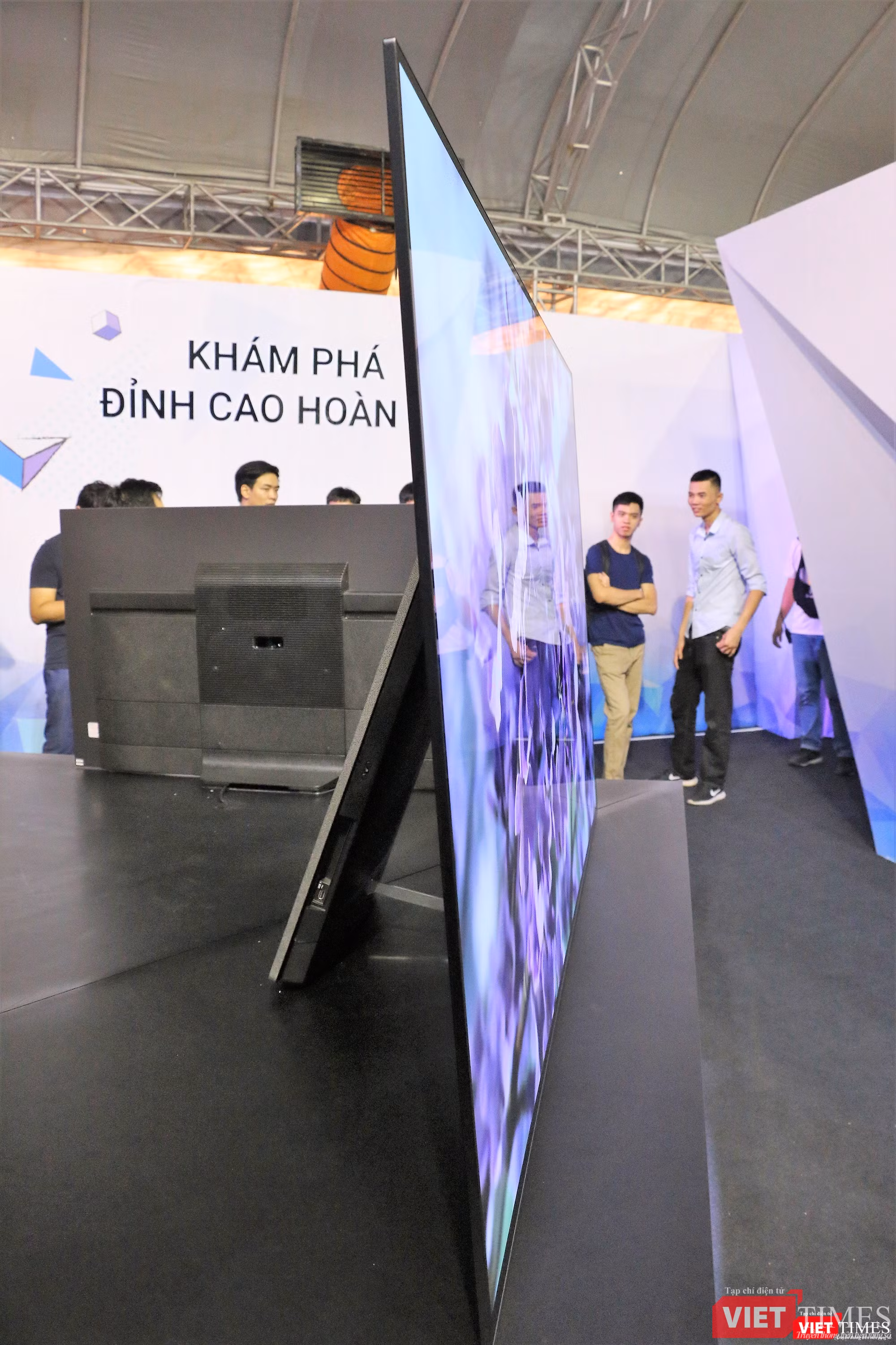 Tivi có kích thước lớn nhưng rất mỏng