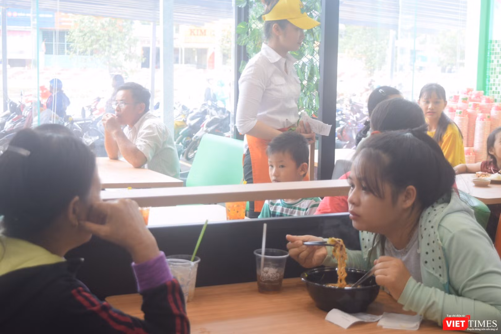 Khách trẻ thì chọn mì cay còn khách hàng trung tuổi này lại chọn uống trà sữa