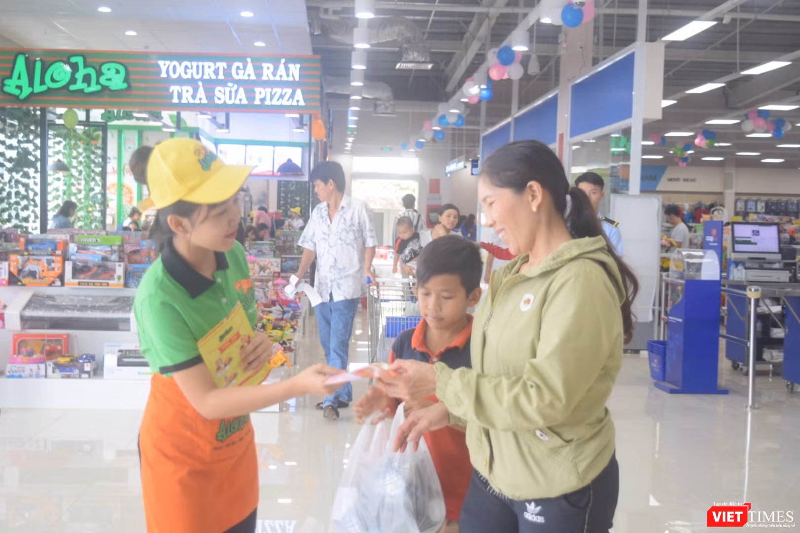 Nhân viên Aloha mời khách tới thử món ở cửa hàng Đồng Phú (Bình Phước)