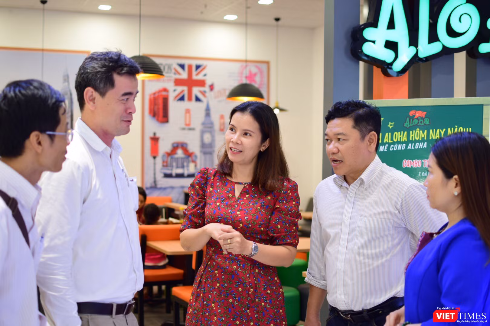 Bà Phượng tiếp đón các đồng nghiệp ở Aloha (Trung tâm thương mại Củ Chi)