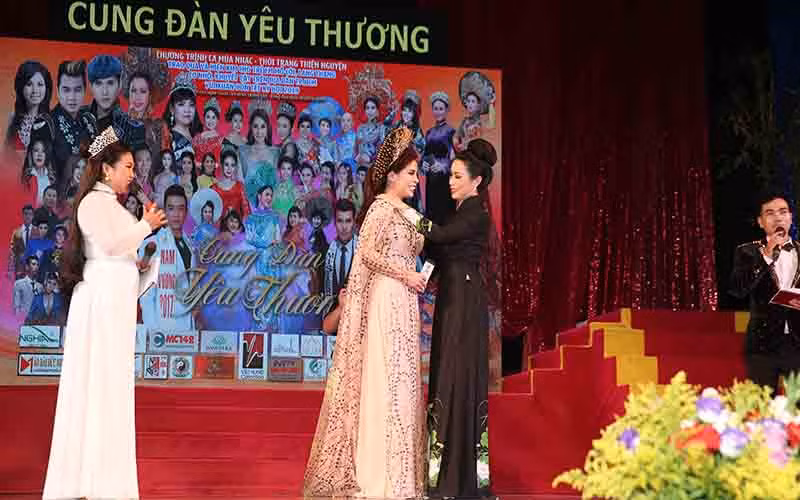 Á hậu Trịnh Kim Chi đeo bộ trang sức ngọc trai cho diễn viên điện ảnh Lý Hương