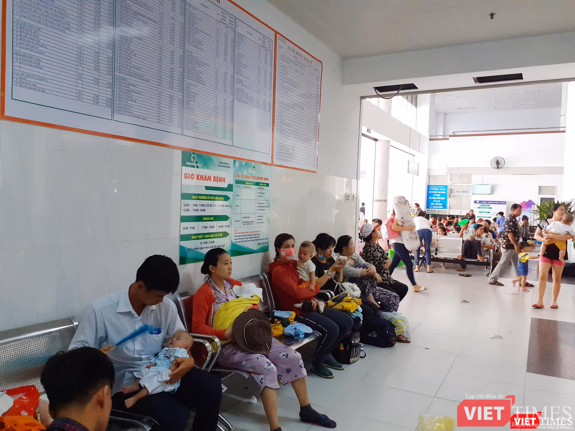 Rất đông phụ huynh đưa con đến bênh viện ngay từ sáng sớm Rất đông phụ huynh đưa con đến bênh viện ngay từ sáng sớm