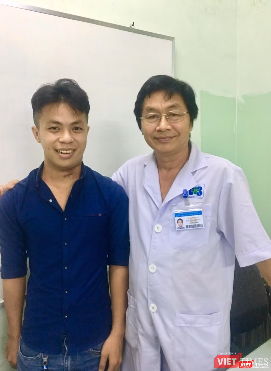 TS. Bùi Xuân Trường cùng bệnh nhân A. đã phục hồi sau khi điều trị ung thư lưỡi tại Bệnh viện Ung Bướu (TP.HCM). TS. Bùi Xuân Trường cùng bệnh nhân A. (19 tuổi)đã phục hồi sau khi điều trị ung thư lưỡi tại Bệnh viện Ung Bướu (TP.HCM) vào năm 2018