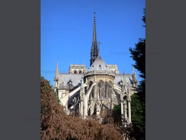 Bên ngoài nhà thờ với kiến trúc Gothic Bên ngoài nhà thờ với kiến trúc Gothic
