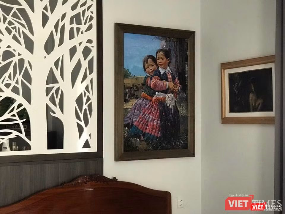 Bức tranh sơn dầu Hai chị em được họa sĩ Ngụy Đình Hà vẽ năm 2018 và đang treo ở nhà Bức tranh sơn dầu Hai chị em được họa sĩ Ngụy Đình Hà vẽ năm 2018 và đang treo ở nhà