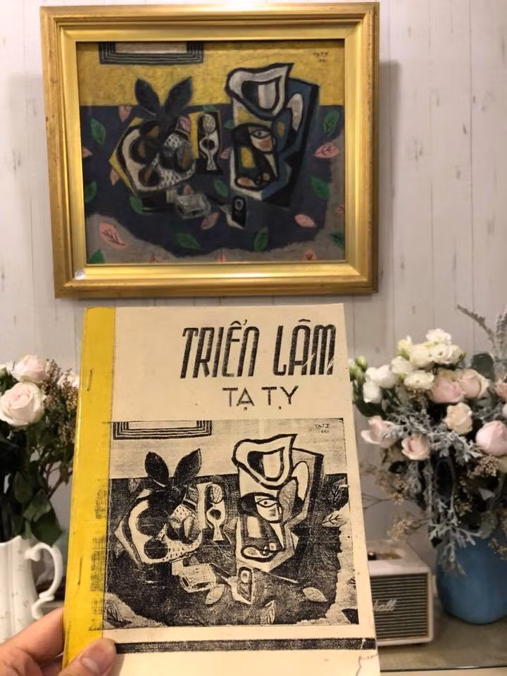 Yellow and Violet (Vàng và Tím) là một tác phẩm điển hình thời kỳ lập thể của Tạ Tỵ. Vàng và Tím từng được trưng bày tại triển lãm solo của họa sĩ Tạ Tỵ vào năm 1951. Ra khỏi Việt Nam vào thập niên 70, bức tranh này từng xuất hiện một lần trên sàn đấu giá Sotheby’s vào năm 2005 rồi sau đó lại lặn mất tăm (Nguồn: Nghệ thuật xưa). Yellow and Violet (Vàng và Tím) là một tác phẩm điển hình thời kỳ lập thể của Tạ Tỵ. Vàng và Tím từng được trưng bày tại triển lãm solo của họa sĩ Tạ Tỵ vào năm 1951. Ra khỏi Việt Nam vào thập niên 70, bức tranh này từng xuất hiện một lần trên sàn đấu giá Sotheby’s vào năm 2005 rồi sau đó lại lặn mất tăm (Nguồn: Nghệ thuật xưa).