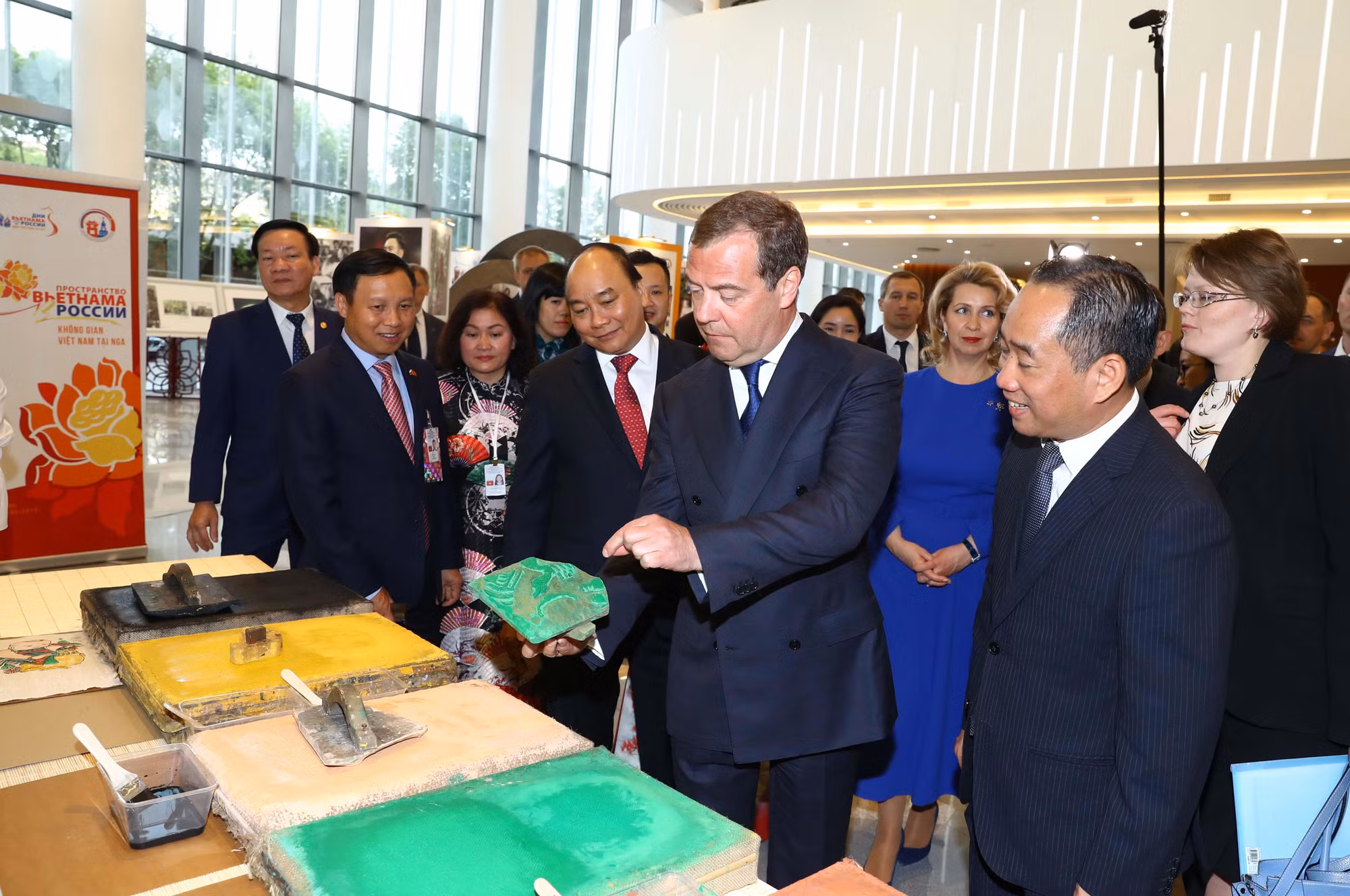 Thủ tướng hai nước tham gia trải nghiệm in tranh Đông Hồ trên giấy dó (ảnh: TTXVN) Thủ tướng hai nước tham gia trải nghiệm in tranh Đông Hồ trên giấy dó (ảnh: TTXVN)