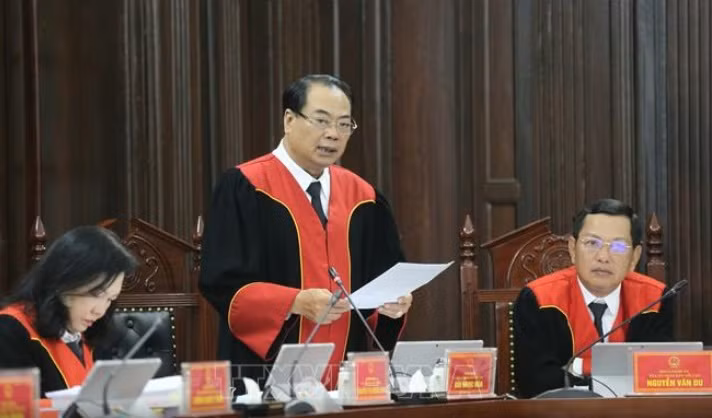 Thẩm phán Bùi Ngọc Hòa đã trình bày tờ trình về vụ án. Ảnh: TTXVN Thẩm phán Bùi Ngọc Hòa đã trình bày tờ trình về vụ án.