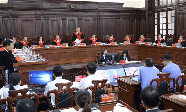Chánh án Tòa án nhân dân Tối cao Nguyễn Hòa Bình, Chủ tọa phiên tòa phát biểu khai mạc phiên xét xử. Ảnh: Doãn Tấn/TTXVN Chánh án Tòa án nhân dân Tối cao Nguyễn Hòa Bình, Chủ tọa phiên tòa phát biểu khai mạc phiên xét xử. Ảnh: Doãn Tấn/TTXVN