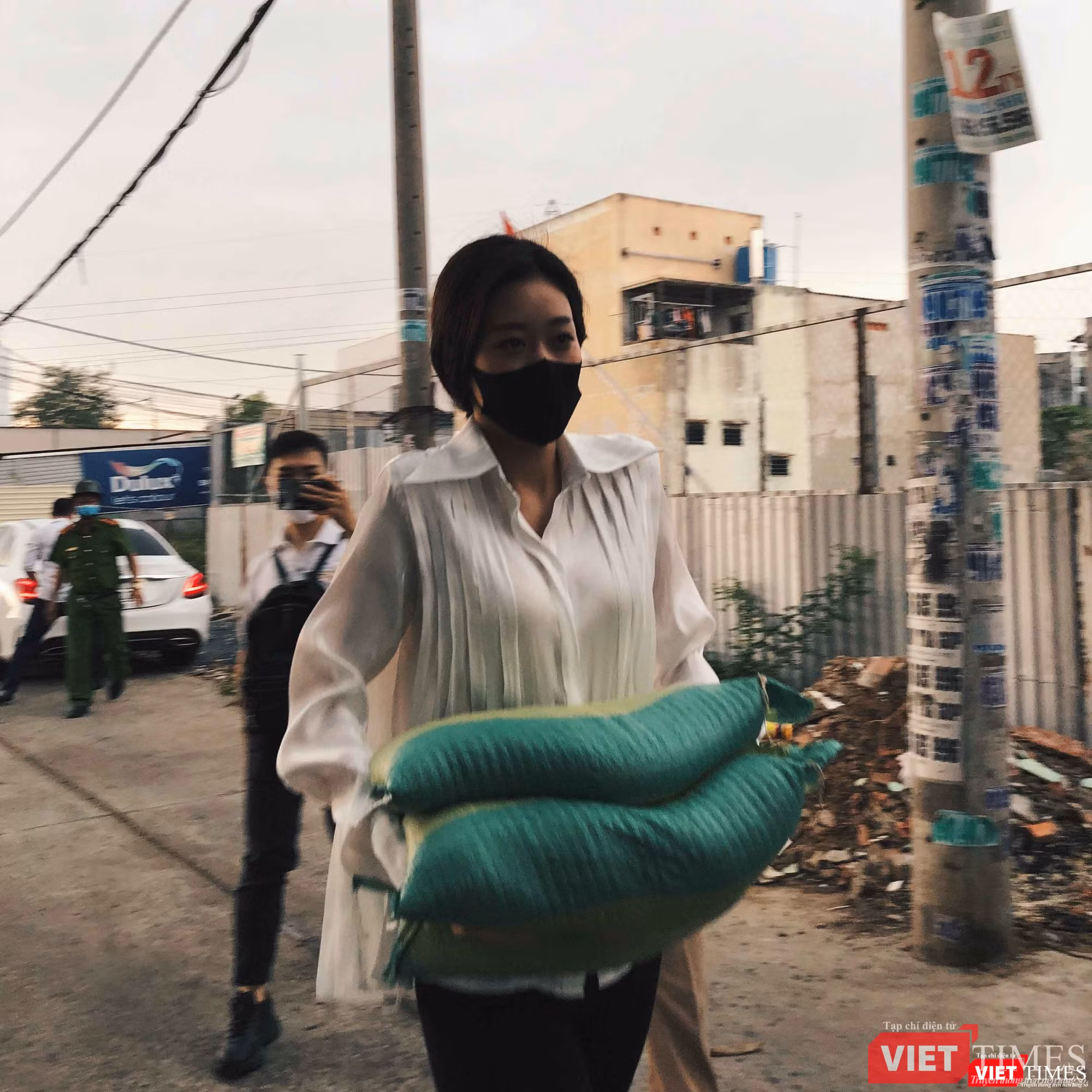 Hoa hậu Khánh Vân tận tay trao quà cho dân nghèo Hoa hậu Khánh Vân tận tay trao quà cho dân nghèo
