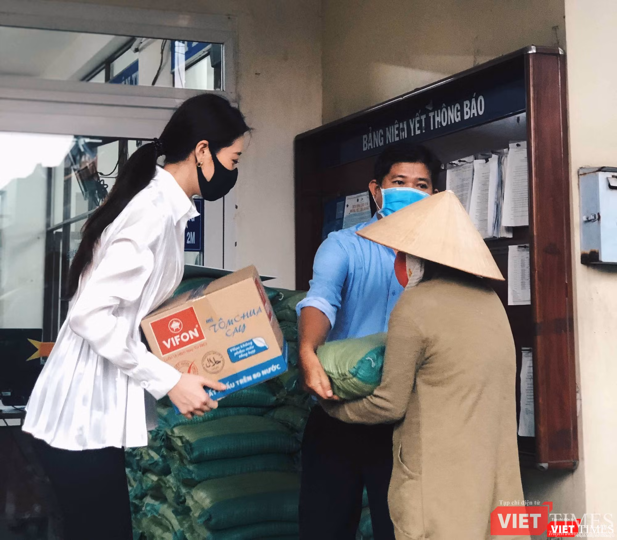 Hoa hậu tận tình đến với người nghèo Hoa hậu tận tình đến với người nghèo