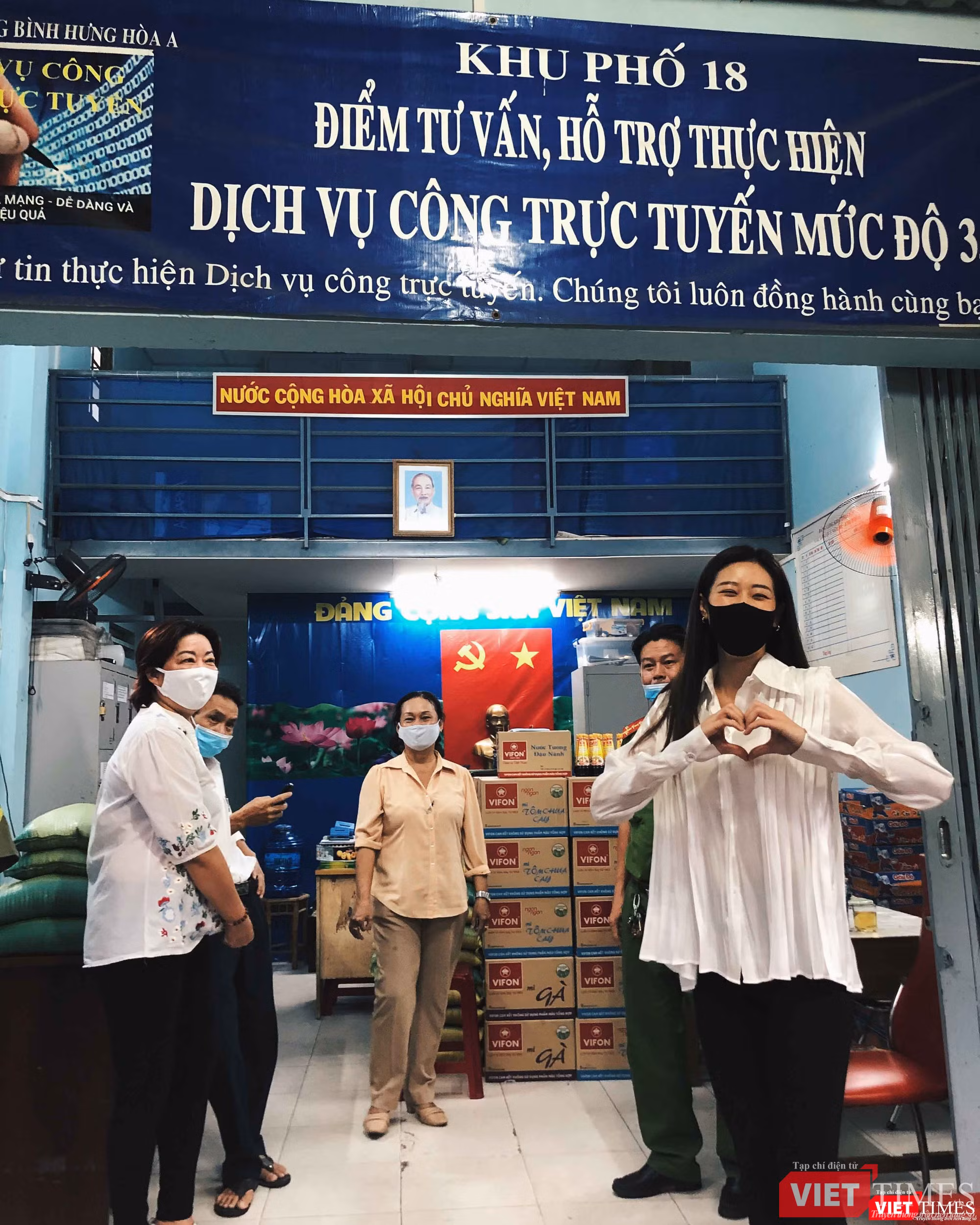 Hoa hậu Khánh Vân và mẹ trực tiếp cùng các cán bộ đi đến các hộ dân ở khu vực phường Bình Hưng Hòa A, quận Bình Tân để trao quà (Ảnh: NVCC) Hoa hậu Khánh Vân và mẹ trực tiếp cùng các cán bộ đi đến các hộ dân ở khu vực phường Bình Hưng Hòa A, quận Bình Tân để trao quà.