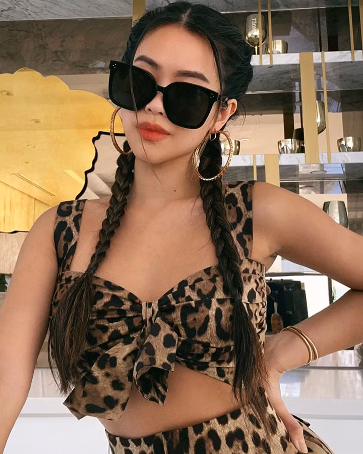 Tiên Nguyễn có gu thời trang khác hẳn chị dâu Tăng Thanh Hà. Lúc nào cũng thấy hot girl khoe vẻ đẹp khỏe khoắn, mạnh mẽ.