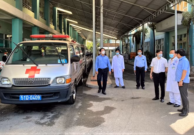Lãnh đạo UBND quận Bình Tân kiểm tra công tác phòng chống dịch tại Bệnh viện quận Bình Tân (Ảnh: Nguyên Vũ)
