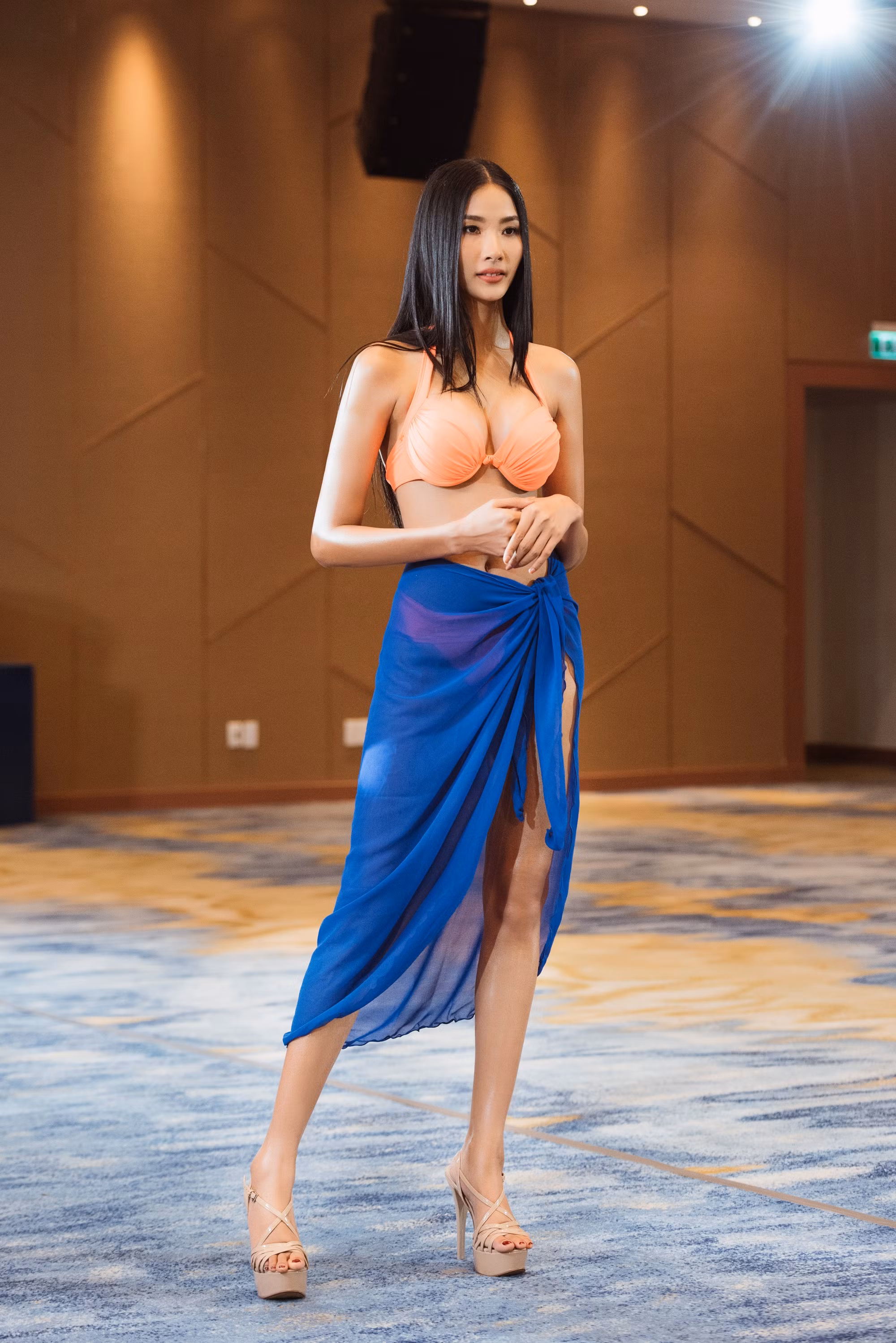 Nhưng hầu như phụ kiện chưa giúp được gì cho Hoàng Thùy Nhưng hầu như phụ kiện chưa giúp được gì cho Hoàng Thùy