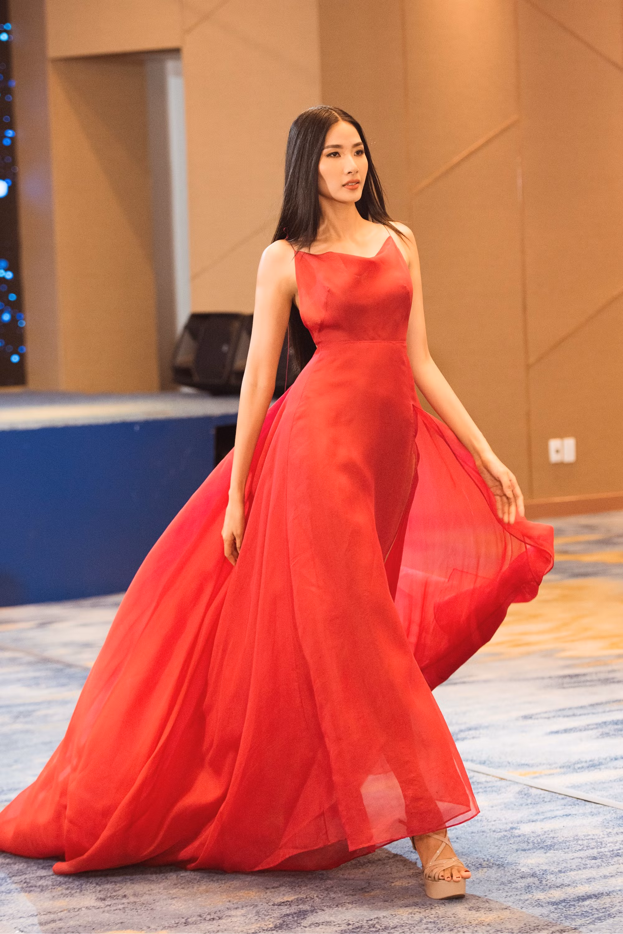 Hoàng Thùy đang rất cố gắng để gánh trọng trách nhưng chưa thể hiện được thần thái Hoàng Thùy đang rất cố gắng để gánh trọng trách