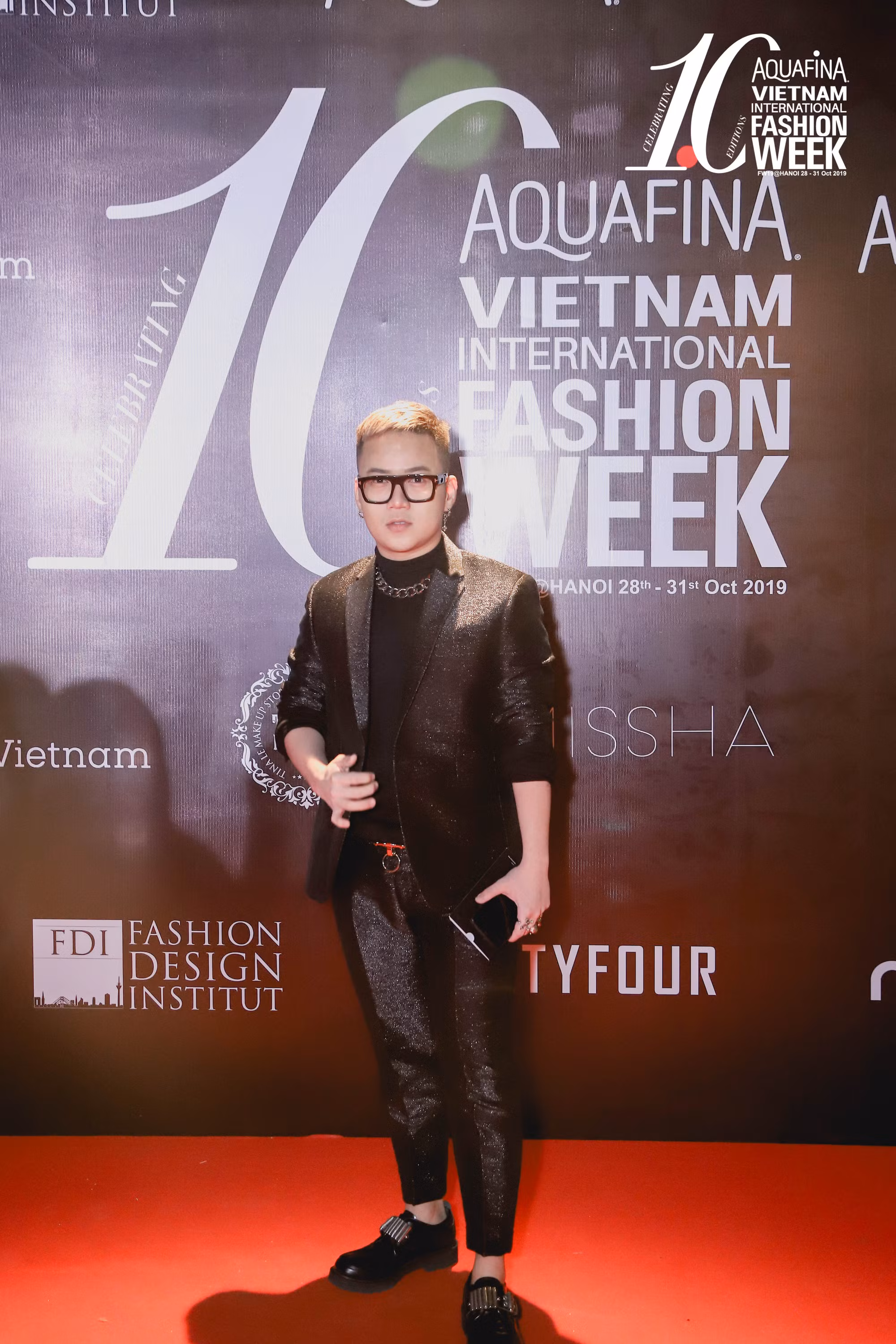 Nhà thiết kế đình đám Chung Thanh Phong cũng góp mặt tại thảm đỏ cuối của Aquafina Vietnam International Fashion Week 2019