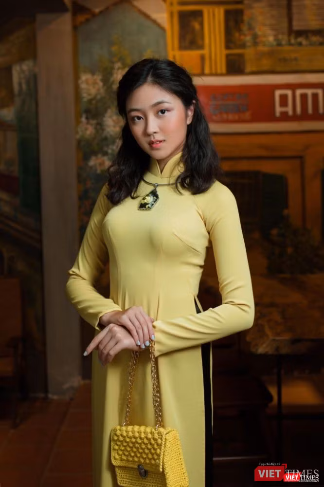 Áo vàng như chút sắc hương xưa gửi vào đôi tà lụa mỏng