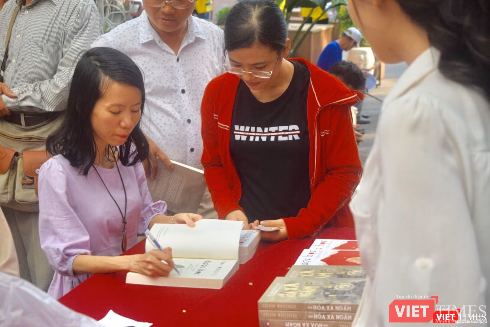 Mong có được chữ ký quý giá của Bích Lan để lưu lại những bài học cuộc sống hữu ích cho mình và gia đình
