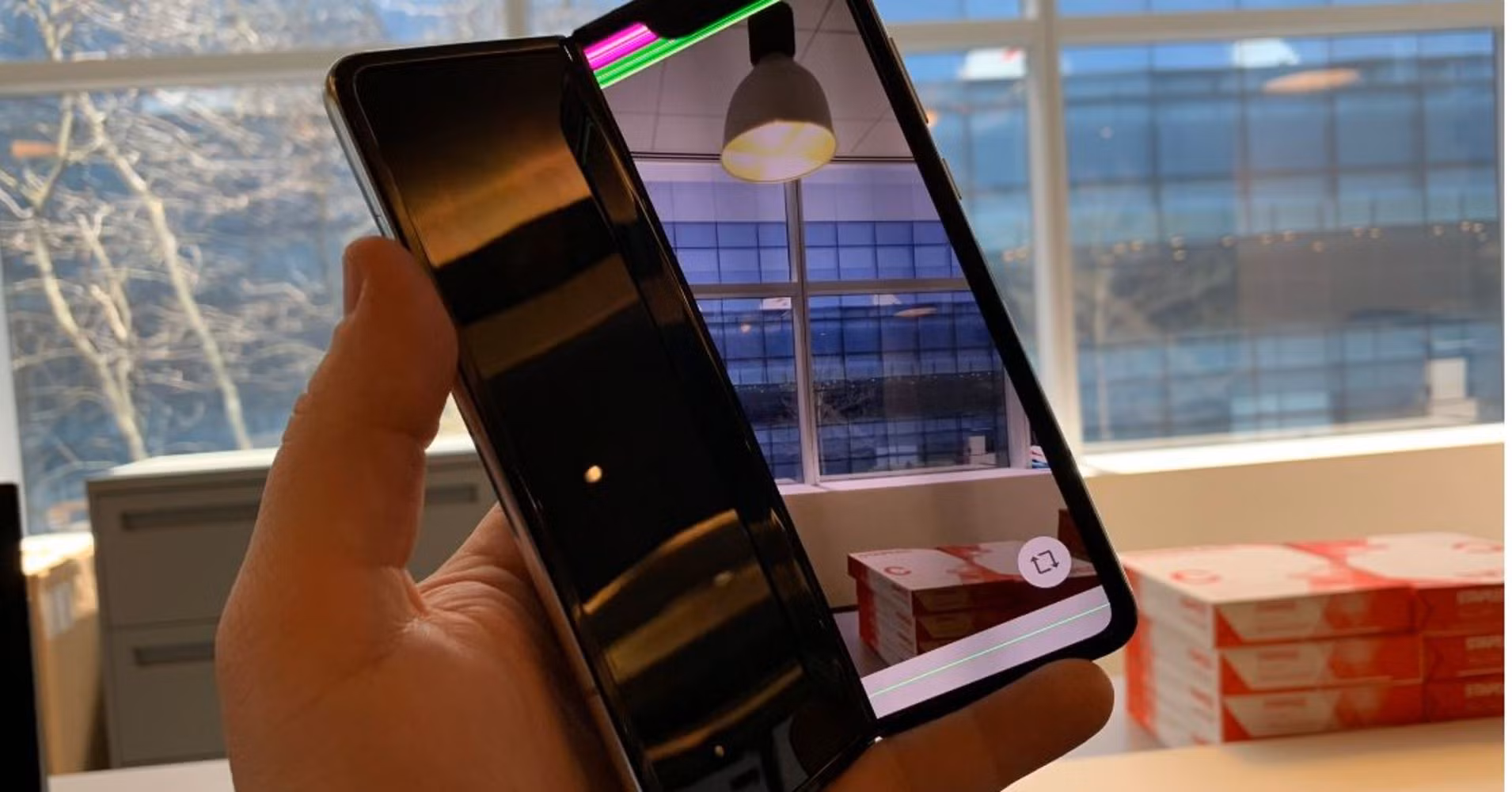 Galaxy Fold bị lỗi khi trên tay chuyên gia đánh giá sản phẩm công nghệ chưa đầy 1 ngày. Ảnh: CNBC Galaxy Fold bị lỗi khi trên tay chuyên gia đánh giá sản phẩm công nghệ chưa đầy 1 ngày. Ảnh: CNBC