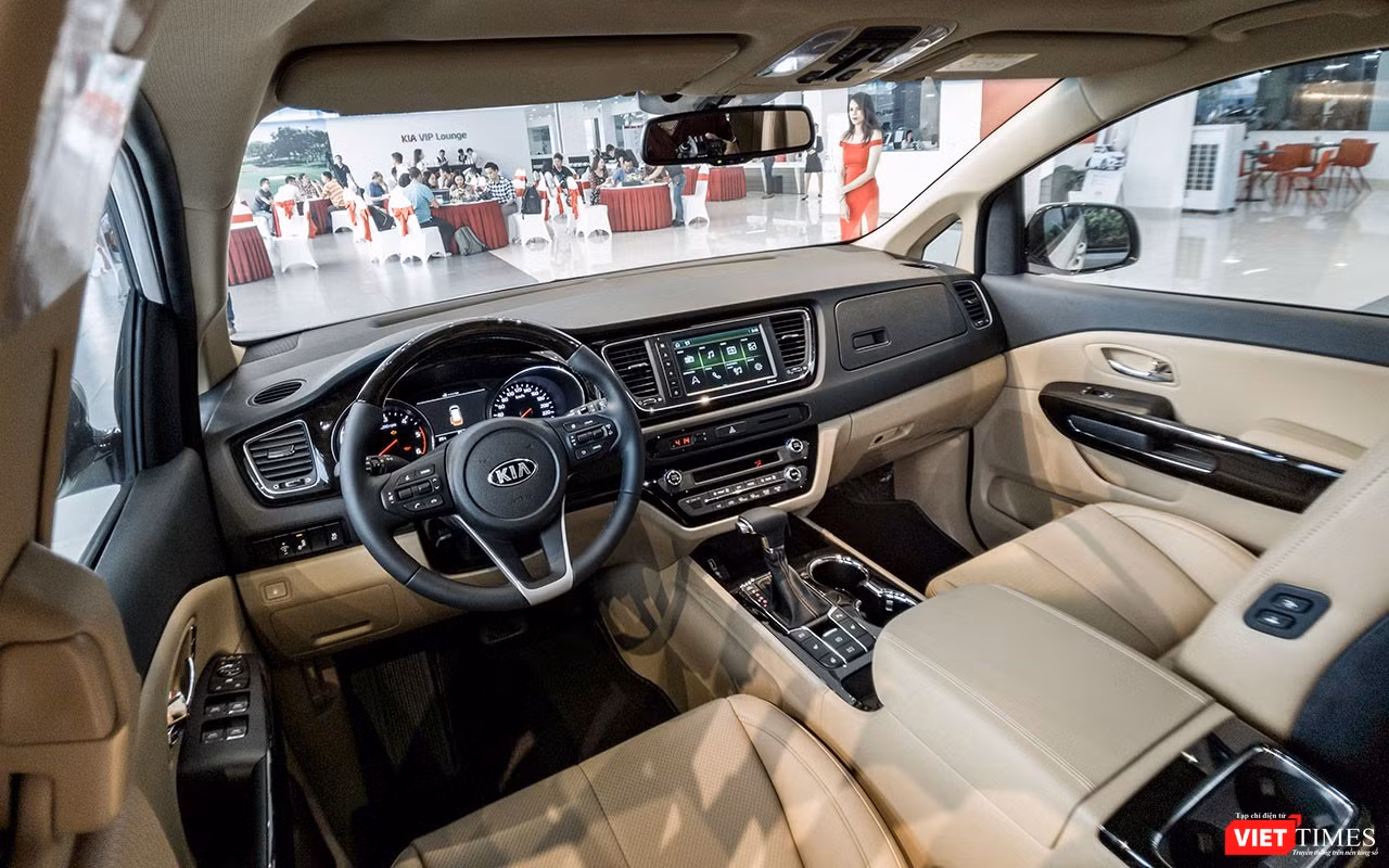 Bên trong không gian nội thất của Kia Sedona 2018 phiên bản mới là hàng loạt những chi tiết được bổ sung và nâng cấp, chào đón khách hàng bằng vẻ sang trọng với tay lái được bọc da và ốp gỗ. Bên trong không gian nội thất của Kia Sedona 2018 phiên bản mới là hàng loạt những chi tiết được bổ sung và nâng cấp, chào đón khách hàng bằng vẻ sang trọng với tay lái được bọc da và ốp gỗ.