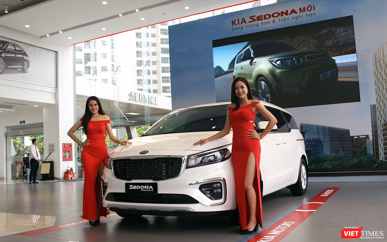 So với phiên bản cũ, Kia Sedona 2018 sử dụng động cơ dầu đã tăng thêm công suất 7 mã lực. Bên cạnh đó, tiếng ồn và độ rung của xe khi chuyển số cũng được giảm thiểu đáng kể. Tại thị trường Việt Nam, Kia Sedona mới được Thaco phân phối gồm 3 phiên bản lựa chọn: Platinum G, Platinum D, Luxury với 7 màu sắc ngoại thất khác nhau. So với phiên bản cũ, Kia Sedona 2018 sử dụng động cơ dầu đã tăng thêm công suất 7 mã lực. Bên cạnh đó, tiếng ồn và độ rung của xe khi chuyển số cũng được giảm thiểu đáng kể. Tại thị trường Việt Nam, Kia Sedona mới được Thaco phân phối gồm 3 phiên bản lựa chọn: Platinum G, Platinum D, Luxury với 7 màu sắc ngoại thất khác nhau.