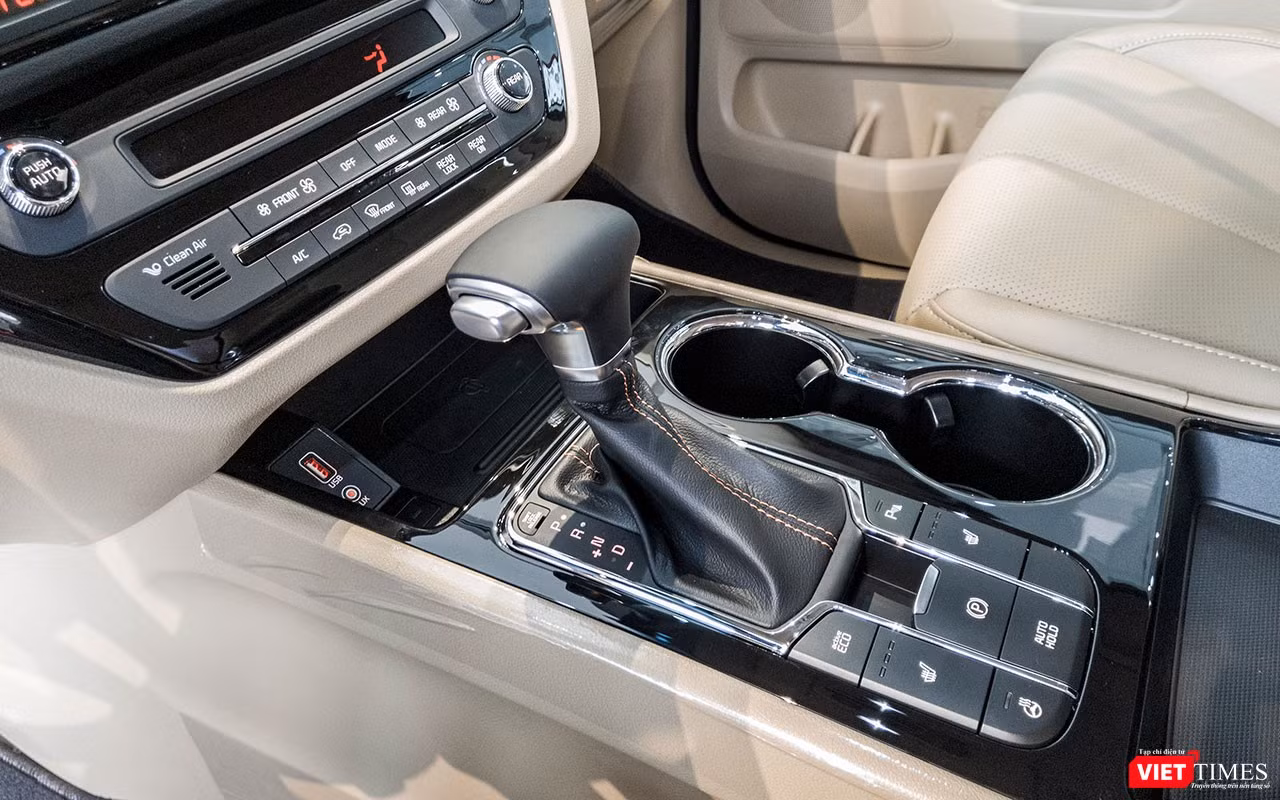 Lần đầu tiên trong phân khúc MPV 7 chỗ cỡ lớn tại Việt Nam, Kia Sedona 2018 phiên bản mới được trang bị hộp số tự động 8 cấp. Tuy nhiên, trang bị này chỉ có mặt trên phiên bản động cơ dầu 2.2L CRDi. Còn phiên bản động cơ xăng vẫn giữ nguyên hộp số tự động 6 cấp. Lần đầu tiên trong phân khúc MPV 7 chỗ cỡ lớn tại Việt Nam, Kia Sedona 2018 phiên bản mới được trang bị hộp số tự động 8 cấp. Tuy nhiên, trang bị này chỉ có mặt trên phiên bản động cơ dầu 2.2L CRDi. Còn phiên bản động cơ xăng vẫn giữ nguyên hộp số tự động 6 cấp.