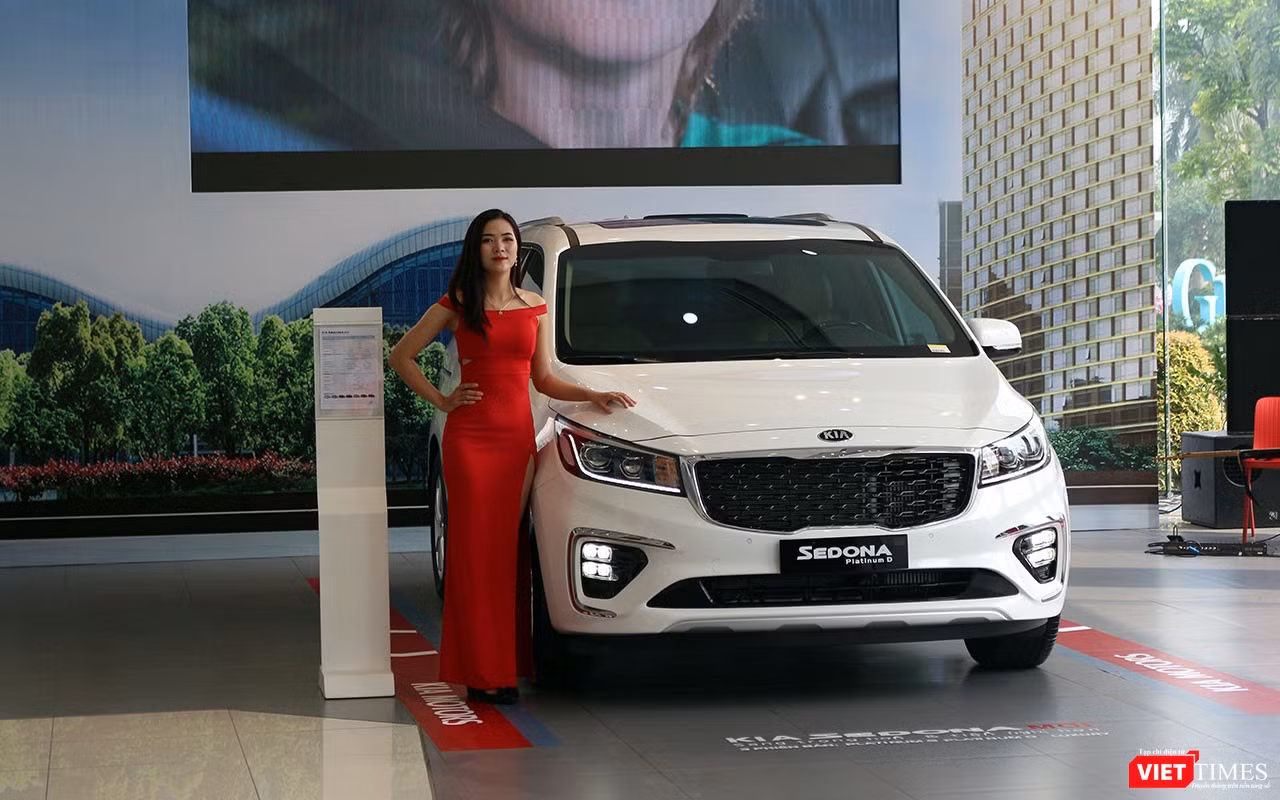 Ở phiên bản mới, Kia Sedona 2018 tiếp tục mang một hình ảnh đại diện cho một chiếc xe sang, cao cấp với những đường nét tinh tế cùng công nghệ nổi bật. Ở phiên bản mới, Kia Sedona 2018 tiếp tục mang một hình ảnh đại diện cho một chiếc xe sang, cao cấp với những đường nét tinh tế cùng công nghệ nổi bật.