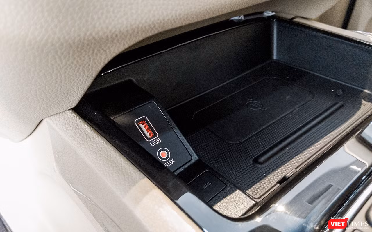 Kia Sedona 2018 sở hữu cổng kết nối USB/AUX và hệ thống sạc điện thoại không dây chuẩn Qi, gia tăng thêm tiện ích cho người sử dụng. Kia Sedona 2018 sở hữu cổng kết nối USB/AUX và hệ thống sạc điện thoại không dây chuẩn Qi, gia tăng thêm tiện ích cho người sử dụng.