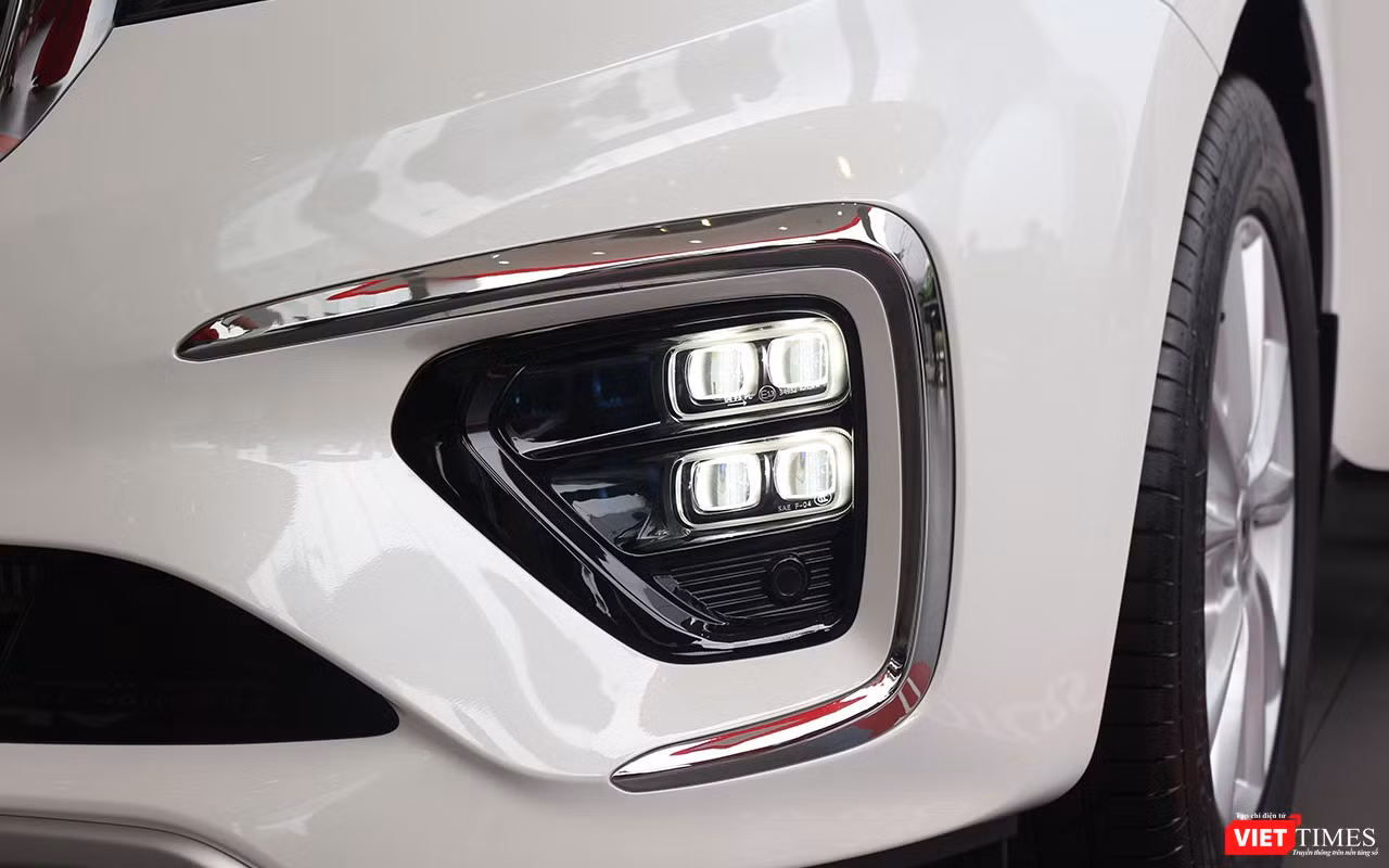 Cụm đèn sương mù dạng chùm 4 bóng LED bóng tương tự như những gì chúng ta thấy trên 2 mẫu xe của Kia là Sportage và Optima. Tô điểm bao quanh là dải crôm hình chữ C giúp tôn thêm vẻ sang trọng và cao cấp cho Kia Sedona 2018 phiên bản mới. Cụm đèn sương mù dạng chùm 4 bóng LED bóng tương tự như những gì chúng ta thấy trên 2 mẫu xe của Kia là Sportage và Optima. Tô điểm bao quanh là dải crôm hình chữ C giúp tôn thêm vẻ sang trọng và cao cấp cho Kia Sedona 2018 phiên bản mới.