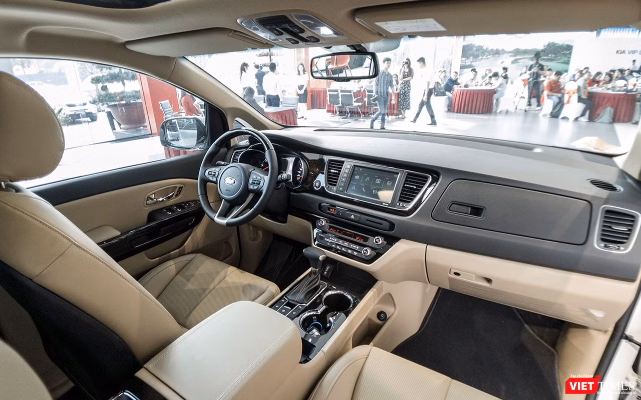Kia Sedona mới cũng được trang bị ghế lái chỉnh điện 12 hướng tiêu chuẩn, nhớ vị trí ghế lái cùng ghế phụ chỉnh điện 8 hướng. Kia Sedona mới cũng được trang bị ghế lái chỉnh điện 12 hướng tiêu chuẩn, nhớ vị trí ghế lái cùng ghế phụ chỉnh điện 8 hướng.