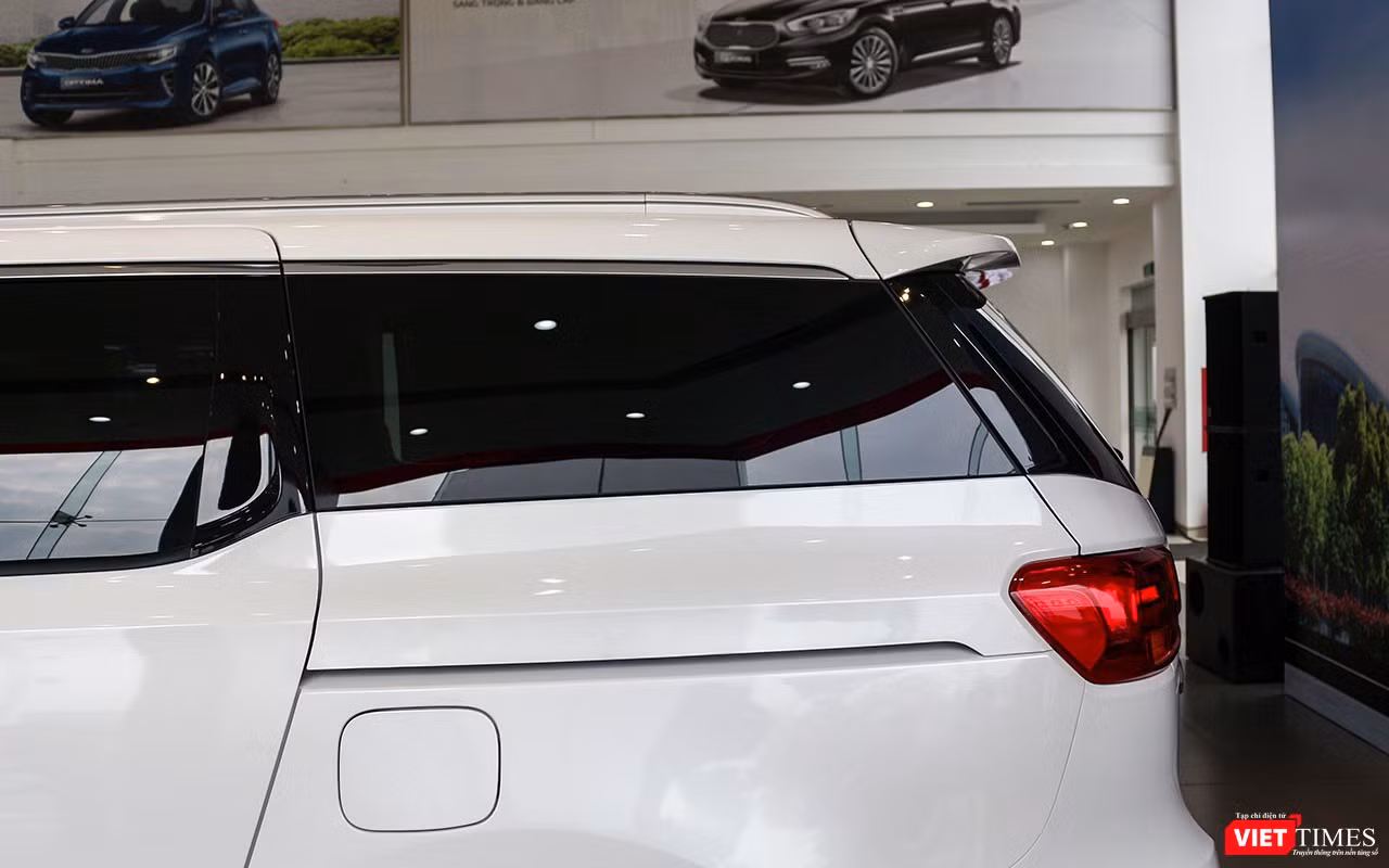 Phần đuôi xe của Kia Sedona 2018 phiên bản mới được thiết kế tinh tế với phần kính đen vuốt từ cửa hông tới kính cốp sau tạo cảm giác hài hòa và sang trọng. Phần đuôi xe của Kia Sedona 2018 phiên bản mới được thiết kế tinh tế với phần kính đen vuốt từ cửa hông tới kính cốp sau tạo cảm giác hài hòa và sang trọng.