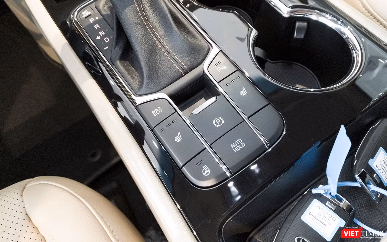 Một điểm nổi bật trong không gian nội thất của Kia Sedona 2018 còn là sự xuất hiện của phanh tay điện tử thay thế cho dạng đạp chân của phiên bản cũ, nhằm nâng cao mức độ an toàn cho người sở hữu. Ngoài ra, xe còn được bổ sung thêm tính năng phanh tự động khi dừng đỗ Auto Hold. Một điểm nổi bật trong không gian nội thất của Kia Sedona 2018 còn là sự xuất hiện của phanh tay điện tử thay thế cho dạng đạp chân của phiên bản cũ, nhằm nâng cao mức độ an toàn cho người sở hữu. Ngoài ra, xe còn được bổ sung thêm tính năng phanh tự động khi dừng đỗ Auto Hold.