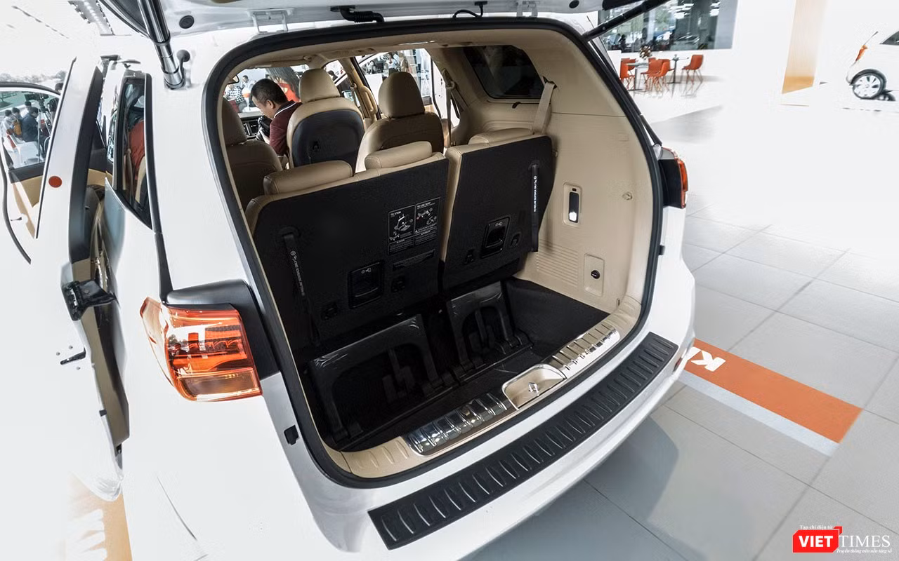 Khoang hành lý phía sau của Kia Sedona phiên bản mới có thể nói là rộng nhất hiện nay so với các dòng xe cùng phân khúc. Khoang hành lý phía sau của Kia Sedona phiên bản mới có thể nói là rộng nhất hiện nay so với các dòng xe cùng phân khúc.