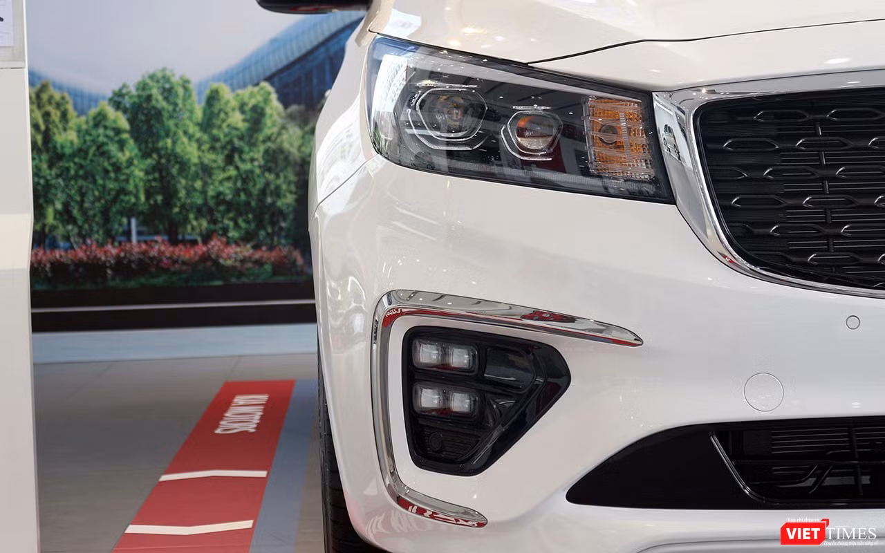 Điểm dễ dàng nhận ra ở phần đầu xe của Kia Sedona 2018 phiên bản mới chính là hệ thống đèn pha công nghệ LED được cải tiến cao cấp, hiện đại hơn đèn HID hiện nay, mang đến hiệu quả chiếu sáng vượt trội hỗ trợ người sử dụng lái xe an toàn. Điểm dễ dàng nhận ra ở phần đầu xe của Kia Sedona 2018 phiên bản mới chính là hệ thống đèn pha công nghệ LED được cải tiến cao cấp, hiện đại hơn đèn HID hiện nay, mang đến hiệu quả chiếu sáng vượt trội hỗ trợ người sử dụng lái xe an toàn.