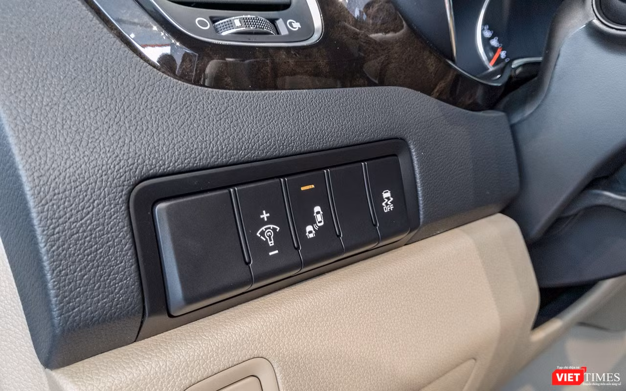Hệ thống cảnh báo điểm mù là trang bị tiêu chuẩn trên tất cả các phiên bản của Kia Sedona 2018 do Thaco lắp ráp và phân phối. Hệ thống cảnh báo điểm mù là trang bị tiêu chuẩn trên tất cả các phiên bản của Kia Sedona 2018 do Thaco lắp ráp và phân phối.