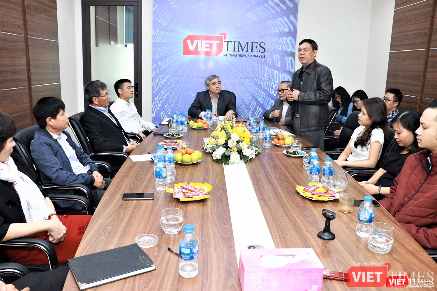Nhà báo Lê Thọ Bình - Phó Tổng Biên tập phụ trách VietTimes báo cáo với Chủ tịch VDCA Nguyễn Minh Hồng về hoạt động của Tạp chí.