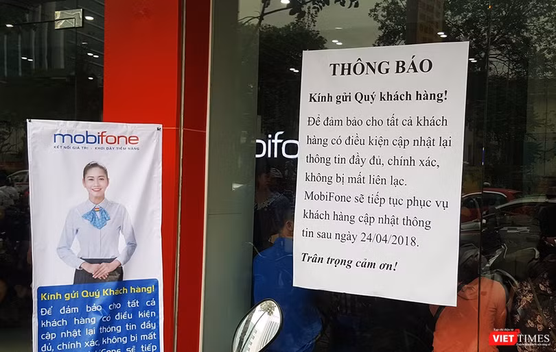 Nhà mạng MobiFone dán thông báo lùi thời hạn bổ sung thông tin thuê bao 