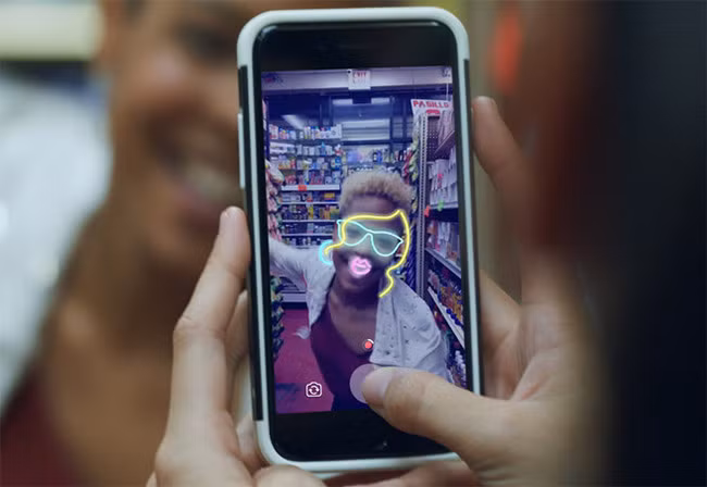 Ứng dụng camera trên Facebook với tính năng thêm lớp hình họa vào khuôn mặt (ảnh Phone Arena) 