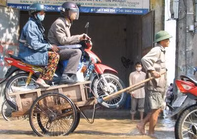 Cười đau bụng với "Người vận chuyển" phiên bản Việt Nam ảnh 11