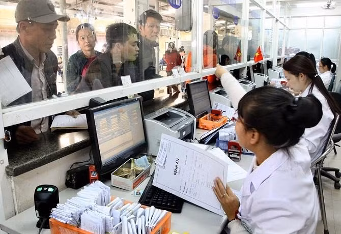 Bộ phận tiếp nhận hồ sơ bệnh nhân tại một bệnh viện ở Hà Nội
